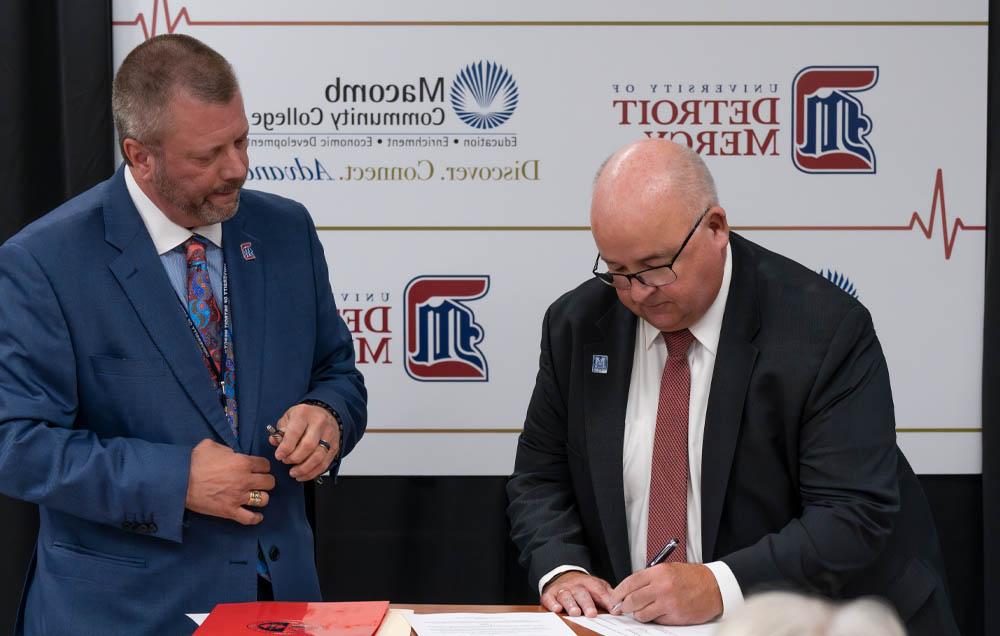 The signing of the agreement between 365体育APP and University of Detroit Mercy brings a BSN completion program headquartered at the college's 365bet体育在线网址 in Clinton Township..